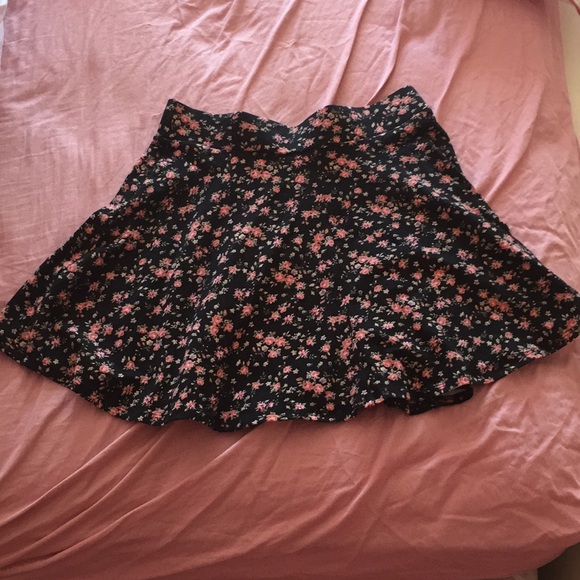 Pacsun floral skirt - Picture 2 of 4